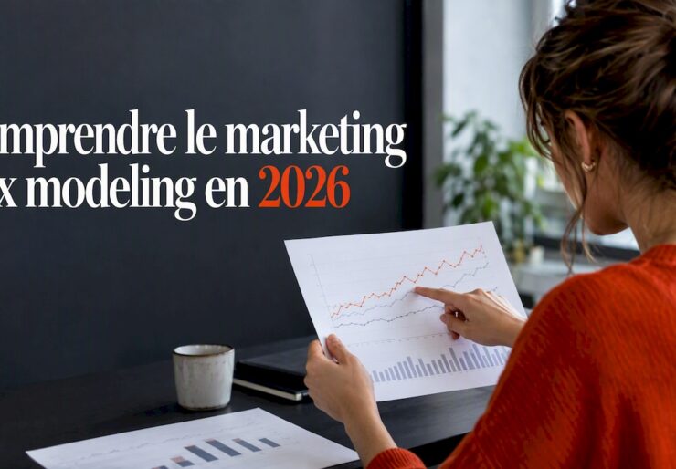 Analyste en train d'examiner des courbes de modélisation marketing