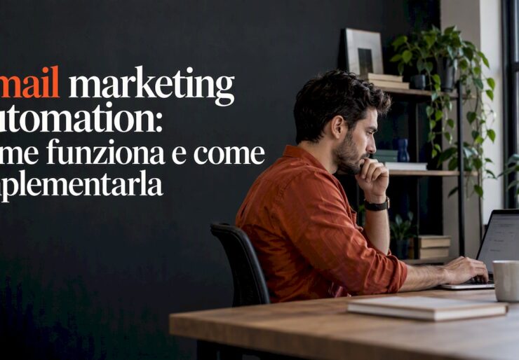 Il marketer prepara un flusso di email sul laptop