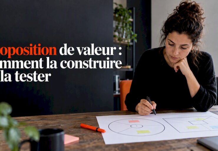 Consultante analysant un modèle de proposition de valeur