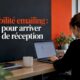 Marketeur vérifiant la réception des e-mails sur son ordinateur portable